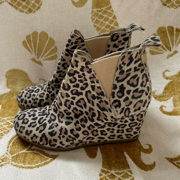 Women’s Toms Leopard Print Kelsey Wedge Booties - Size 6 - Picture 2 of 6